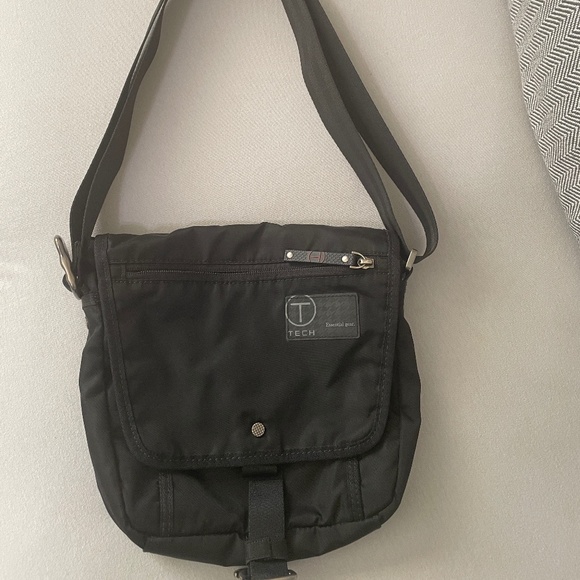 T-Tech by TUMI Essential Gear "Lewis Small Flap Crossbody" Bag - Picture 2 of 13
